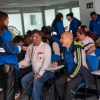 Funcionaria del IPES con vendedores y vendedoras informales en taller de formación.