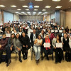 Personas mostrando el diploma de graduados en Bogotá.