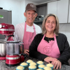 Foto e dos personas con su emprendimiento en Bogotá
