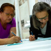 Foto de dos mujeres mayores de 50 años trabajando en una empresa en Bogotá.