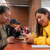 Foto de dos mujeres en una jornada de Ingreso Mínimo Garantizado en Bogotá.