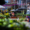 En la foto una calle con alto flujo de comercio