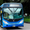 Foto de un bus TransMiZonal de TransMilenio por una de las calles de Bogotá.