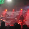 Imagen de un grupo musical en escena.