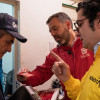 Alcalde Mayor de Bogotà junto a un adulto mayor.