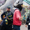 Foto de uniformados de la Policía, realizando requisas en calle de Bogotá.