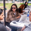 Foto de jóvenes en una feria de empleo en Bogotá.