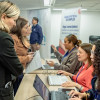 Foto de una feria de empleo en Bogotá.