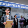 Foto de un hombre frente a la sede de la Agencia Distrital de Empleo de Bogotá.