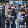 Foto de una feria de empleo en Bogotá.