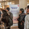 Foto de una feria de empleo en Bogotá.