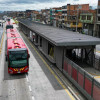 Foto de un bus de TransMilenio circulando frente a la nueva estación Patio Bonito en la avenida Ciudad de Cali en Bogotá.