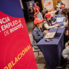 Asistente a la Unidad Móvil de Empleo con asesor de la Agencia Pública de Empleo.