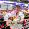 Vendedora de fritanga en una plaza de mercado de Bogotá