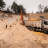 Camión de carga y retroexcavadora junto a montículos de arena en una zona de extracción intervenida durante operativo contra la minería ilegal en Chocontá.