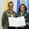 Foto que muestra dos mujeres sonriendo 