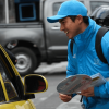 Foto que muestra una persona con la chaqueta del Acueducto de Bogotá 