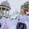 Imagen de personas con trajes folclóricos blancos en el centro de Bogotá