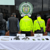 Foto que muestra cinco personas capturadas y dos policías 