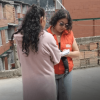 Foto que muestra dos mujeres hablando 