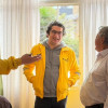  El secretario de Integración Social, Roberto Angulo, conversando con un adulto mayor. 