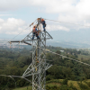 Foto de operarios de Enel realizando mantenimiento a las torres de energía.