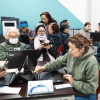 Mujeres mayores usando celulares y computadores. 