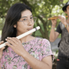 Imagen de mujer tocando flauta traverso 