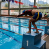 Cuatro jóvenes en un piscina de Bogotá