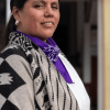 Mujer con una pañoleta morada en una Casa de Igualdad en Bogotá.