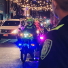 Policías patrullando una zona de rumba en Bogotá.