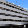 Foto que muestra una fachada de un edificio blanco con el letrero Secretaría de Educación 