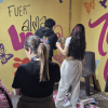 Mujeres pintando mural en la URI de Puente Aranda.