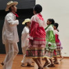 Jóvenes bailando en un escenario artístico en Bogotá.