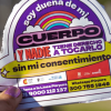 Sticker contra el acoso con información para mujeres sobre líneas de atención al acoso.