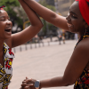 Dos mujeres bailando.
