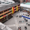 Foto que muestra un colegio y estudiantes hablando 