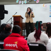 Foto de una mujer hablando en una conferencia 