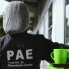 Foto de una mujer funcionaria del Programa de Alimentación Escolar (PAE), usando la indumentaria con el logotipo del programa.