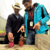 Foto de un funcionario de salud con un campesino 