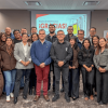 Grupo de profesionales posa para una fotografía en salón de reuniones tras misión de apoyo técnico a regiones afectadas por el sismo, con una pantalla al fondo que muestra el mensaje “¡GRACIAS!”