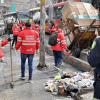 Gestores y policías en megaintervención recogiendo residuos en la Caracas.