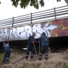 Funcionarios en labores de sellamiento de espacios bajo puente de la carrera Quinta con calle 26.