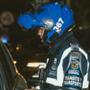 Foto de un agente de tránsito en una vía de Bogotá.