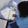 Foto de una persona firmando un papel