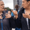 Dos mujeres hablando.