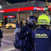 Policías en labores de registro a vehículos.