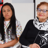 Dos mujeres sentadas.