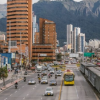 Foto de una vía de Bogotá donde se ven buses de TransMilenio y carros
