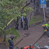 Imagen de cámara de seguridad: Policías capturando a presunto expendedor de droga. 